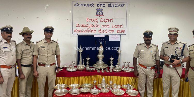 ಅಡುಗೆ ಕೆಲಸ ಮಾಡುವ ವ್ಯಕ್ತಿಯಿಂದ ಮಾಲೀಕನ ಮನೆಗೆ ಕನ ಮೂವರು ವ್ಯಕ್ತಿಗಳ ಬಂಧನ.