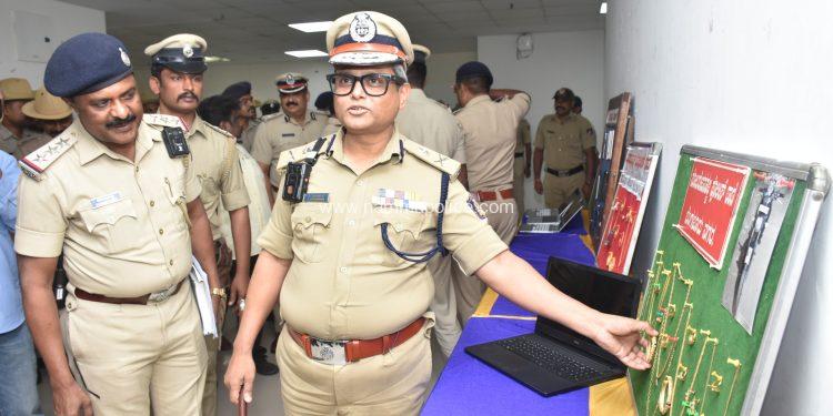 ಹಗಲು ಮತ್ತು ರಾತ್ರಿ ಕನ್ನ ಕಳವು ಮಾಡಿದ್ದ ಓರ್ವ ವ್ಯಕ್ತಿಯ ಬಂಧನ, ಸುಮಾರು 18 ಲಕ್ಷ ಬೆಲೆ ಬಾಳುವ 101 ಗ್ರಾಂ ತೂಕದ ಚಿನ್ನಾಭರಣ, 2 ಲ್ಯಾಪ್ಟಾಪ್ಗಳ ವಶ.