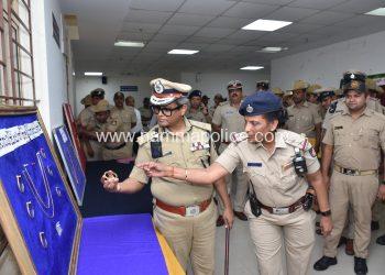 ಒಂಟಿ ಮಹಿಳೆಯರನ್ನು ಗುರಿಯಾಗಿಸಿಕೊಂಡು, ಸರಗಳ್ಳತನ ಮಾಡುತ್ತಿದ್ದ ಇಬ್ಬರು ವ್ಯಕ್ತಿಗಳ ಬಂಧನ, 86 ಗ್ರಾಂ ತೂಕದ ಚಿನ್ನದ ಸರ ಹಾಗೂ ಕೃತ್ಯಕ್ಕೆ ಬಳಸಿದ ದ್ವಿ-ಚಕ್ರ ವಾಹನ ವಶ. ಮೌಲ್ಯ 15.50 ಲಕ್ಷ