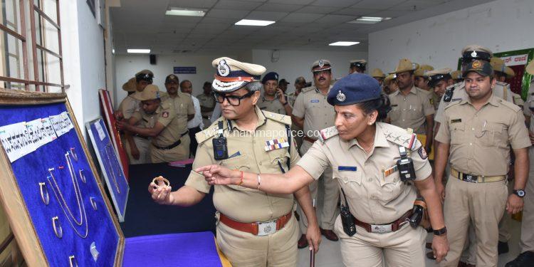 ಒಂಟಿ ಮಹಿಳೆಯರನ್ನು ಗುರಿಯಾಗಿಸಿಕೊಂಡು, ಸರಗಳ್ಳತನ ಮಾಡುತ್ತಿದ್ದ ಇಬ್ಬರು ವ್ಯಕ್ತಿಗಳ ಬಂಧನ, 86 ಗ್ರಾಂ ತೂಕದ ಚಿನ್ನದ ಸರ ಹಾಗೂ ಕೃತ್ಯಕ್ಕೆ ಬಳಸಿದ ದ್ವಿ-ಚಕ್ರ ವಾಹನ ವಶ. ಮೌಲ್ಯ 15.50 ಲಕ್ಷ