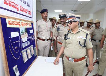 ಕನ್ನ ಕಳವು ಮತ್ತು ವಾಹನ ಕಳವು ಮಾಡುತ್ತಿದ್ದ ಇಬ್ಬರು ವ್ಯಕ್ತಿಗಳ ಬಂಧನ, 70 ಗ್ರಾಂ ಚಿನ್ನಾಭರಣ, 30 ಗ್ರಾಂ ಬೆಳ್ಳಿಯ ನಾಣ್ಯ, 4 ಕಾರುಗಳು, 4 ದ್ವಿ-ಚಕ್ರ ವಾಹನ ಮತ್ತು 2 ಮೊಬೈಲ್ ಫೋನ್‌ಗಳ ವಶ, ಮೌಲ್ಯ 135 ಲಕ್ಷ.