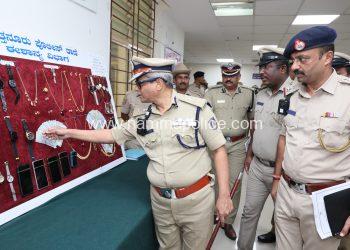 ಐಷಾರಾಮಿ ಎಲ್ಲಾಗಳಲ್ಲಿ ಕಳ್ಳತನ ಮಾಡುತ್ತಿದ್ದ ಓರ್ವ ವ್ಯಕ್ತಿಯ ಬಂಧನ, 170 ಗ್ರಾಂ ಚಿನ್ನಾಭರಣ, ವಿವಿಧ ಕಂಪನಿಯ 32 ವಾಚ್ಗಳು, 3,900 ಅಮೆರಿಕನ್ ಡಾಲರ್ ಮತ್ತು 05 ಮೊಬೈಲ್ ಫೋನ್ಗಳ ವಶ ಒಟ್ಟು ಮೌಲ್ಯ 21 ಲಕ್ಷ.