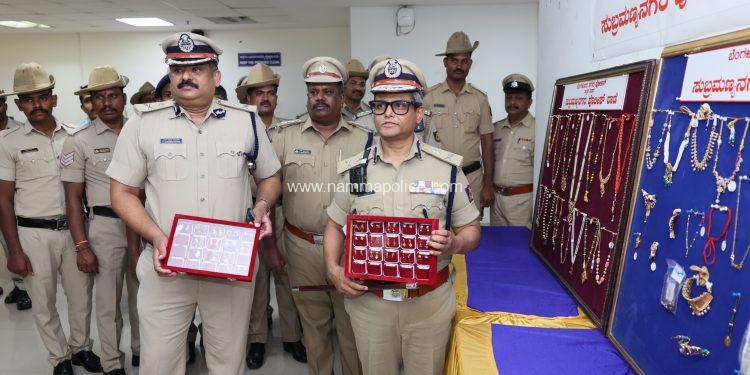 ಹಗಲು & ರಾತ್ರಿ ಕನ್ನ ಕಳವು ಮಾಡಿದ್ದ ಮೂವರು ವ್ಯಕ್ತಿಗಳ ಬಂಧನ, 1 ಕೆ.ಜಿ 802 ಗ್ರಾಂ ತೂಕದ ಚಿನ್ನಾಭರಣಗಳು, ವಜ್ರದ ಆಭರಣ, ಬೆಳ್ಳಿ ವಸ್ತುಗಳು ಮತ್ತು 8 ವಾಚ್ಗಳು ಹಾಗೂ ನಗದು 7 18,000/- ವಶ. ಒಟ್ಟು ಮೌಲ್ಯ 11.09 ಕೋಟಿ.
