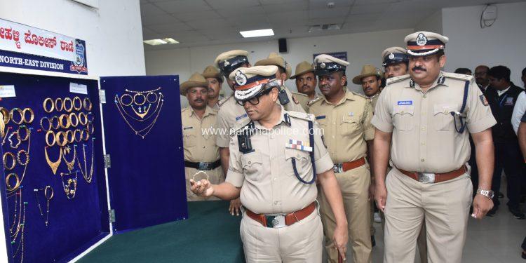 ಪಿಸ್ತೂಲ್ ನಿಂದ ಬೆದರಿಸಿ ಚಿನ್ನಾಭರಣಗಳನ್ನು ಕಳವು ಮಾಡಿದ್ದ ಇಬ್ಬರು ವ್ಯಕ್ತಿಗಳ ಬಂಧನ, 1 ಕೆ.ಜಿ ಚಿನ್ನಾಭರಣ ವಶ, ಮೌಲ್ಯ 70 ಲಕ್ಷ.