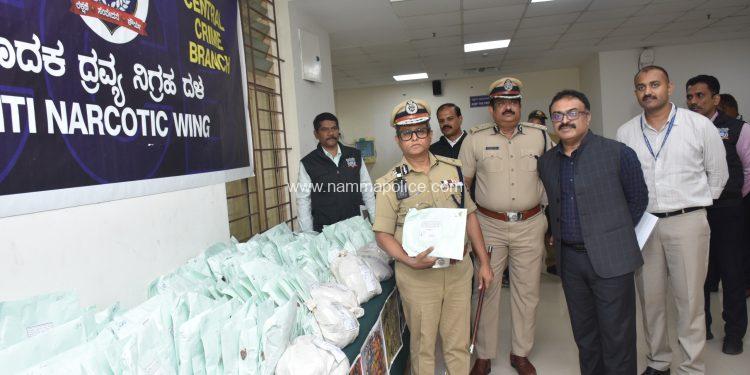 ಸಿಸಿಬಿ ಯ ಮಾದಕ ದ್ರವ್ಯ ನಿಗ್ರಹ ದಳದ ಅಧಿಕಾರಿ ಮತ್ತು ಸಿಬ್ಬಂದಿಗಳ ಕಾರ್ಯಾಚರಣೆ, ವಿವಿಧ ವಿದೇಶಗಳಿಂದ ಇಂಡಿಯನ್ ಪೋಸ್ಟ್ ಮುಖಾಂತರ ತರಿಸಿಕೊಂಡಿದ್ದ 21,17,34,000/- ಕೋಟಿ ಮೌಲ್ಯದ ವಿವಿಧ ರೀತಿಯ ನಿಷೇಧಿತ ಮಾದಕ ವಸ್ತುಗಳ ವಶ.