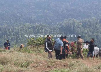 ಬೆಟ್ಟದಿಂದ ಯುವಕನೊಬ್ಬ ಕಾಲು ಜಾರಿ ಬಿದ್ದಿದ್ದು ಪ್ರಾಣಾಪಾಯದಿಂದ ಪಾರು