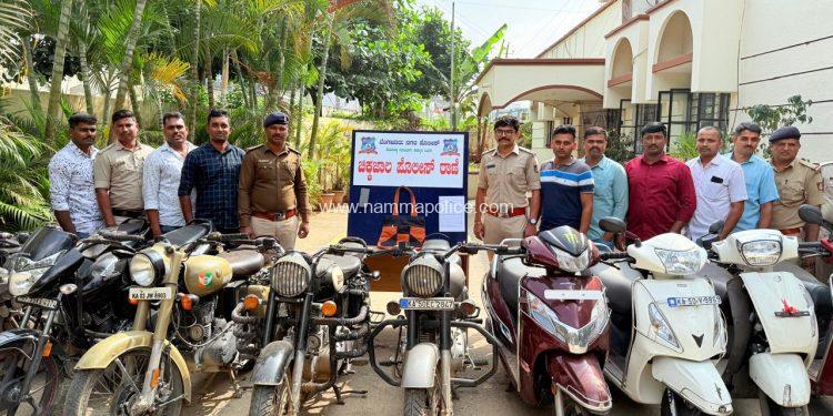 ದ್ವಿ-ಚಕ್ರ ವಾಹನಗಳನ್ನು ಕಳವು ಮಾಡುತ್ತಿದ್ದ ಇಬ್ಬರು ವ್ಯಕ್ತಿಗಳ ಬಂಧನ.11 ದ್ವಿ-ಚಕ್ರ ವಾಹನಗಳ ವಶ. ಮೌಲ್ಯ 114.45 ಲಕ್ಷ.