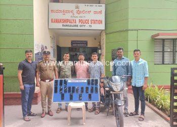 ದ್ವಿ-ಚಕ್ರ ವಾಹನ ಮತ್ತು ಮೊಬೈಲ್ ಫೋನ್ಗಳನ್ನು ಕಳವು ಮಾಡುತ್ತಿದ್ದ ಇಬ್ಬರು ವ್ಯಕ್ತಿಗಳ ಬಂಧನ. 38 ಮೊಬೈಲ್ ಫೋನ್ ಮತ್ತು 1 ದ್ವಿ-ಚಕ್ರ ವಾಹನ ವಶ. ಮೌಲ್ಯ 6.60 ಲಕ್ಷ.