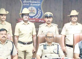 ದೇವಸ್ಥಾನಗಳ ಹುಂಡಿಯಲ್ಲಿ ಹಣವನ್ನು ಕಳವು ಮಾಡಿದ ಮೂವರು ವ್ಯಕ್ತಿಗಳ ಬಂಧನ. 4 ದ್ವಿ-ಚಕ್ರ ವಾಹನ, 11.63 ಲಕ್ಷ ನಗದು ವಶ. ಒಟ್ಟು ಮೌಲ್ಯ 4.63 ಲಕ್ಷ