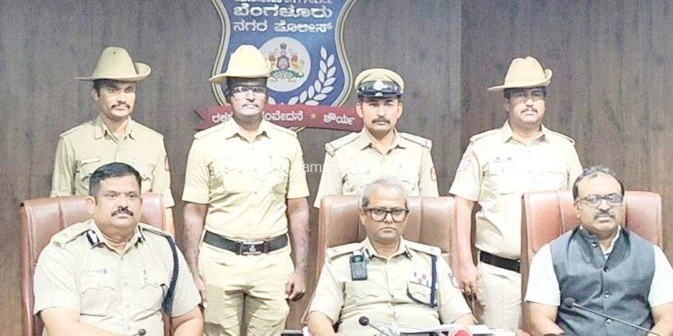 ದೇವಸ್ಥಾನಗಳ ಹುಂಡಿಯಲ್ಲಿ ಹಣವನ್ನು ಕಳವು ಮಾಡಿದ ಮೂವರು ವ್ಯಕ್ತಿಗಳ ಬಂಧನ. 4 ದ್ವಿ-ಚಕ್ರ ವಾಹನ, 11.63 ಲಕ್ಷ ನಗದು ವಶ. ಒಟ್ಟು ಮೌಲ್ಯ 4.63 ಲಕ್ಷ