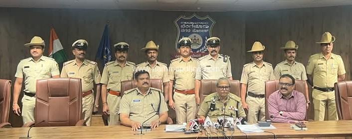 ದ್ವಿ-ಚಕ್ರ ವಾಹನ ಕಳವು ಮಾಡುತ್ತಿದ್ದ ನಾಲ್ವರು ವ್ಯಕ್ತಿಗಳ ಬಂಧನ. 13 ದ್ವಿ-ಚಕ್ರ ವಾಹನಗಳ ವಶ. ಮೌಲ್ಯ 21 ಲಕ್ಷ.
