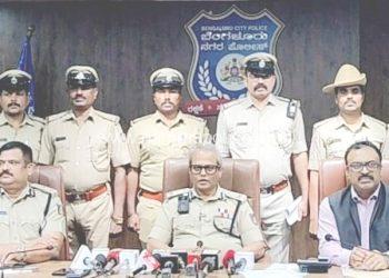 ರಾಯಲ್ ಎನ್ಫೀಲ್ಡ್ ದ್ವಿ-ಚಕ್ರ ವಾಹನ ಕಳವು ಮಾಡುತ್ತಿದ್ದ ಓರ್ವ ವ್ಯಕ್ತಿಯ ಬಂಧನ, 7 ರಾಯಲ್ ಎನ್ಫೀಲ್ಡ್ ದ್ವಿ-ಚಕ್ರ ವಾಹನಗಳ ವಶ. ಮೌಲ್ಯ 15 ಲಕ್ಷ.