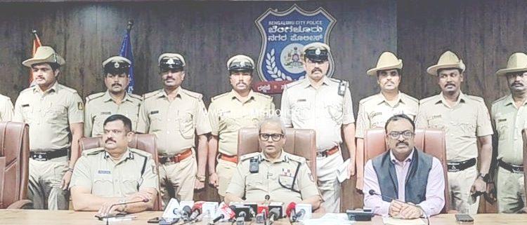 ರಾಯಲ್ ಎನ್‌ಫೀಲ್ಡ್ ದ್ವಿ-ಚಕ್ರ ವಾಹನ ಕಳವು ಮಾಡುತ್ತಿದ್ದ ಓರ್ವ ವ್ಯಕ್ತಿಯ ಬಂಧನ, 7 ರಾಯಲ್ ಎನ್ಫೀಲ್ಡ್ ದ್ವಿ-ಚಕ್ರ ವಾಹನಗಳ ವಶ. ಮೌಲ್ಯ 15 ಲಕ್ಷ.