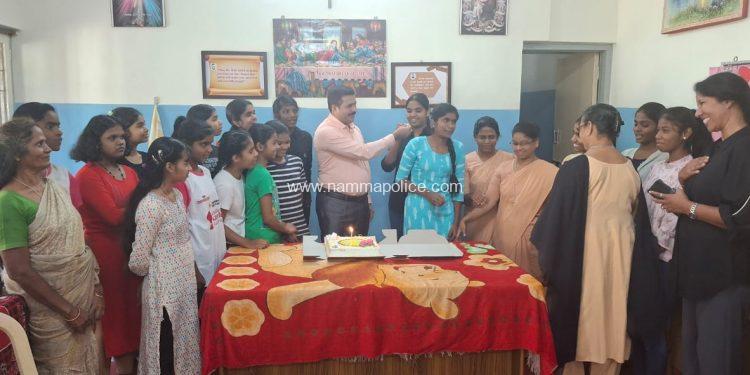 ಮಾನ್ಯ ಬೆಂಗಳೂರು ಪೊಲೀಸ್ ಕಮಿಷನರ್ ಬಿ. ದಯಾನಂದ್ ಅವರ ಆದೇಶದಂತೆ ಹೊಸ ವರ್ಷವನ್ನು ಈ ರೀತಿ ಆಚರಣೆ ಮಾಡಿದ್ದಾರೆ ನಮ್ಮ ಮಡಿವಾಳ ಪೊಲೀಸ್ ಠಾಣಾಧಿಕಾರಿ ಮೊಹಮ್ಮದ್ ರವರು.