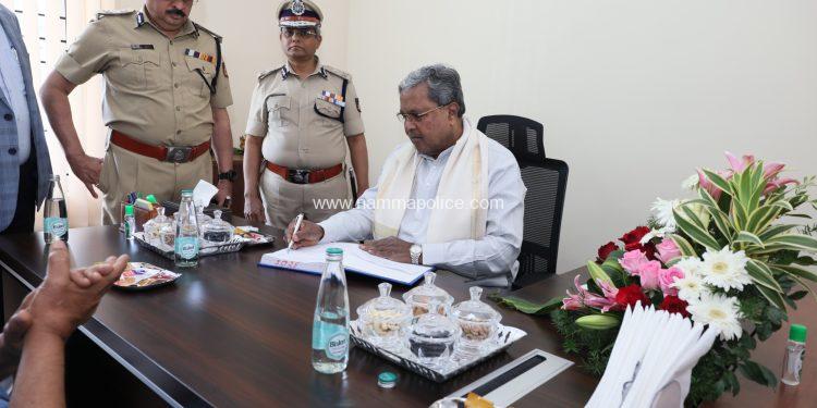 ಸಿಎಂ ಸಿದ್ದರಾಮಯ್ಯರಿಂದ ನೂತನವಾಗಿ ನಿರ್ಮಿಸಿರುವ ಚಾಮರಾಜಪೇಟೆ, ಕಬ್ಬನ್ ಪಾರ್ಕ್ ಮತ್ತು ಹೈಗ್ರೌಂಡ್ಸ್ ಪೊಲೀಸ್ ಠಾಣೆ ಉದ್ಘಾಟನೆ