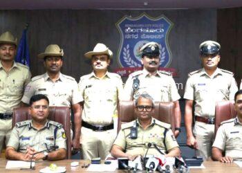 ಹಾಲ್ ಮಾರ್ಕ್ ಸೆಂಟರ್ ನಲ್ಲಿ ಕೆಲಸ ಮಾಡಿಕೊಂಡಿದ್ದು, ಚಿನ್ನಾಭರಣಗಳನ್ನು ಕಳವು ಮಾಡಿದ್ದ ಕೆಲಸಗಾರ ಸೇರಿದಂತೆ ಇಬ್ಬರು ವ್ಯಕ್ತಿಗಳ ಬಂಧನ.