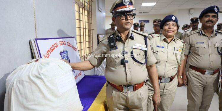 ನಿಷೇದಿತ ಮಾದಕ ವಸ್ತು ಗಾಂಜಾ ಮಾರಾಟ ಮಾಡುತ್ತಿದ್ದ ಹೊರರಾಜ್ಯದ ಓರ್ವ ವ್ಯಕ್ತಿಯ ಬಂಧನ. 10 ಕೆ.ಜಿ 140 ಗ್ರಾಂ ಗಾಂಜಾ ವಶ. ಮೌಲ್ಯ Rs. 4.40 ಲಕ್ಷ.