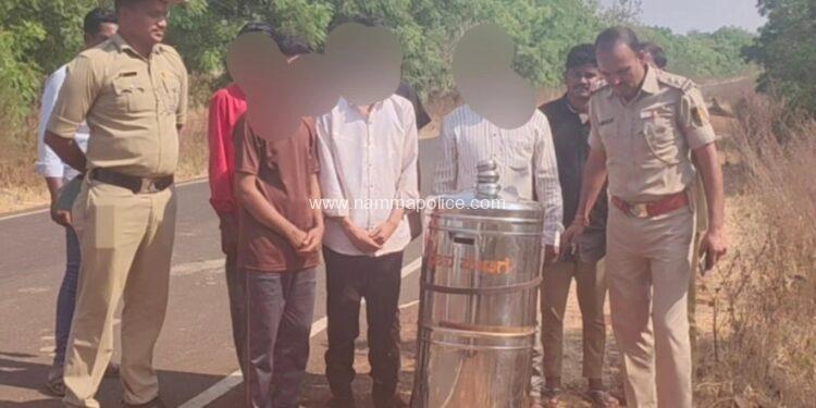 ಬೀದರ ಜಿಲ್ಲೆಯ ಬೀದರ ಜಿಲ್ಲಾ ಪೊಲೀಸ್ ವರಿಷ್ಠಾಧಿಕಾರಿ ಕಛೇರಿಯಲ್ಲಿ ನೂತನವಾಗಿ ಸ್ಥಾಪಿತಗೊಂಡ ಸಿ.ಸಿ ಟಿ.ವಿ ಕಂಟ್ರೋಲ ಕಮಾಂಡ್ ಸೆಂಟರ್ ವಿಭಾಗದಲ್ಲಿನ ಸಿಸಿ ಕ್ಯಾಮರಾ ಫುಟೇಜ ಸಹಾಯದಿಂದ ಕಳ್ಳತನ ಪ್ರಕರಣದಲ್ಲಿ 8 ಲಕ್ಷಕ್ಕೂ ಅಧಿಕ ಮೌಲದ್ಯದ ನಗದು ಹಣ, ವಾಹನ ಜಪ್ತಿ ಪತ್ತೆ, ಐದು ಜನ ಅಂತರ ರಾಜ್ಯ ಕಳ್ಳರ ಬಂಧನ