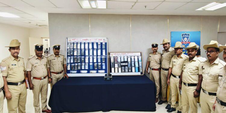 ಮೊಬೈಲ್ ಫೋನ್ಗಳನ್ನು ಕಳವು ಮಾಡುತ್ತಿದ್ದ ನಾಲ್ವರು ವ್ಯಕ್ತಿಗಳ ಬಂಧನ. 70 ಮೊಬೈಲ್ ಫೋನ್ಗಳ ವಶ. ಮೌಲ್ಯ 43 ಲಕ್ಷ.