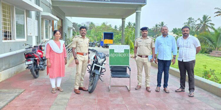 ಸುಲಿಗೆ ಪ್ರಕರಣ – ಇಬ್ಬರು ಆರೋಪಿಗಳ ಬಂಧನ, 1.5 ಲಕ್ಷ ರೂ ಮೌಲ್ಯದ 26 ಗ್ರಾಂ ತೂಕದ 2 ಚಿನ್ನದ ಸರ ಹಾಗೂ ದ್ವಿಚಕ್ರ ವಾಹನ ವಶ