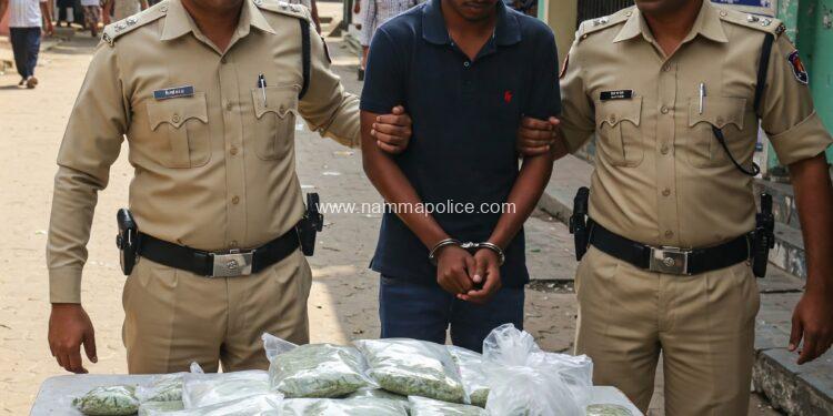ನಿಷೇದಿತ ಮಾದಕ ವಸ್ತು ಗಾಂಜಾ ಮಾರಾಟ ಮಾಡುತ್ತಿದ್ದ ಓರ್ವ ವ್ಯಕ್ತಿಯ ಬಂಧನ. 5 ಕೆ.ಜಿ ಗಾಂಜಾ ವಶ, ಮೌಲ್ಯ 5 ಲಕ್ಷ.