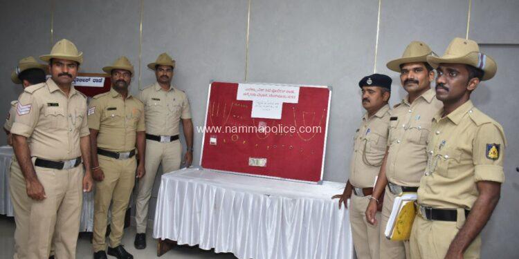 ಎಲೆಕ್ಟ್ರಾನಿಕ್ ಸಿಟಿ ಪೊಲೀಸರಿಂದ 16 ಲಕ್ಷ ಬೆಲೆಬಾಳುವ ಚಿನ್ನಾಭರಣಗಳ ವಶ ಹಗಲಿನ ವೇಳೆಯಲ್ಲಿ ಮನೆಗಳತನ ಮಾಡುತ್ತಿದ್ದ ಓರ್ವ ವ್ಯಕ್ತಿಯ ಬಂಧನ