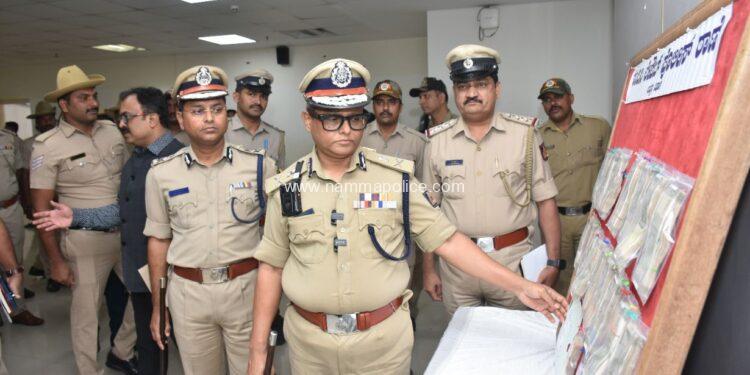 ನಂದಿನಿ ಲೇಔಟ್ ಪೊಲೀಸರಿಂದ ಚಿನ್ನಾಭರಣ ಮತ್ತು ನಗುವುದನ್ನು ಕಳುವು ಮಾಡಿದ್ದ ಆರೋಪಿಯ ಬಂಧನ 17 ಲಕ್ಷ ಮೌಲ್ಯದ 81 ಗ್ರಾಂ ಚಿನ್ನಾಭರಣ ಮತ್ತು 9.44,000 ನಗದು ವಶ