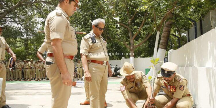 ಬೇಸಿಗೆಯಲ್ಲಿ ಸಸಿ ನೆಟ್ಟ ಆಯುಕ್ತರು, ಮಹತ್ವದ ಕ್ಷಣಕ್ಕೆ ಪಾತ್ರವಾದ ವಿದ್ಯಾರಣ್ಯಪುರ ಪೊಲೀಸ್ ಠಾಣೆಯ ಆವರಣ