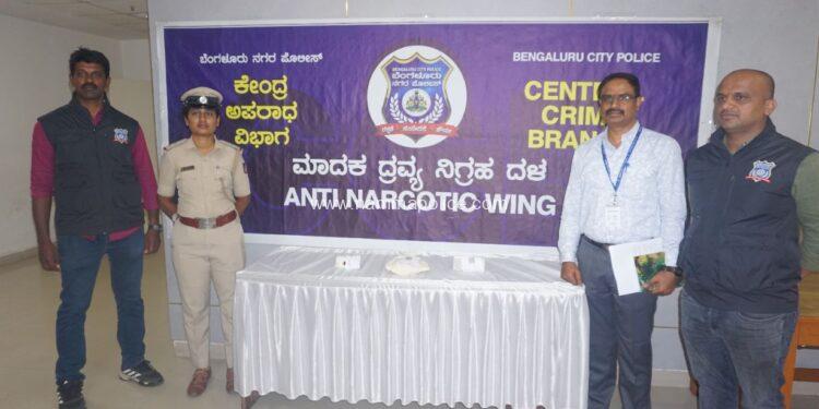 ಸಿಸಿಬಿಯಿಂದ ಡ್ರಗ್ ಸರಬರಾಜು ಮಾಡುತ್ತಿದ್ದ ಓರ್ವ ವಿದೇಶಿ ಡ್ರಗ್ ಹಿಡ್ಲರ್ ಬಂಧನ 1.2 ಕೋಟಿ ಬೆಲೆಬಾಳುವ 600 ಗ್ರಾಂ ನಿಷೇಧಿತ ಮಾದಕ ವಸ್ತುವಾದ ಬಿಳಿ ಬಣ್ಣದ ಎಂಡಿಎಂಎ ಕ್ರಿಸ್ಟಲ್ ವಶ