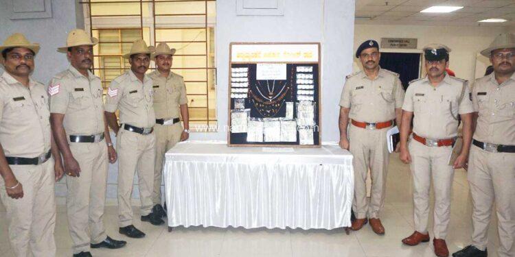 ಚೆನ್ನಮ್ಮನಕೆರೆ ಅಚ್ಚುಕಟ್ಟು ಪೊಲೀಸರಿಂದ ಮನೆ ಕಳುವು ಮಾಡುತ್ತಿದ್ದ ಮೂವರು ವ್ಯಕ್ತಿಗಳ ಬಂಧನ 25 ಲಕ್ಷ ಮೌಲ್ಯದ ಚಿನ್ನಾಭರಣ ನಗದು ವಶ