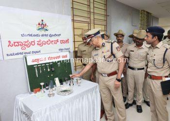 ಮನೆ ಕೆಲಸದಕೆಯಿಂದ ಡೈಮಂಡ್ ಮತ್ತು ಚಿನ್ನದ ಆಭರಣಗಳು ಕಳವು, ಮಹಿಳೆ ಸೇರಿದಂತೆ ಇಬ್ಬರ ಬಂಧನ, ಡೈಮಂಡ್ ಮತ್ತು ಚಿನ್ನದ ಆಭರಣಗಳು, ಬೆಳ್ಳಿಯ ವಸ್ತು, ಮೊಬೈಲ್ ಫೋನ್ ಹಾಗೂ ಬೆಲೆಬಾಳುವ ವಾಚ್ಗಳ ವಶ. ಮೌಲ್ಯ₹ 22 ಲಕ್ಷ.