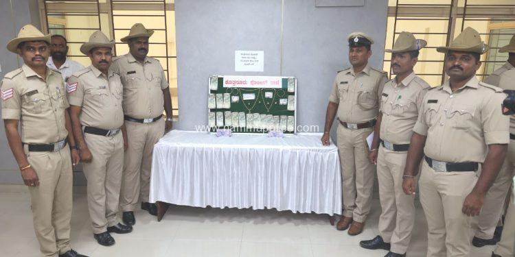 ಕೊತ್ತನೂರು ಪೊಲೀಸರಿಂದ ಮನೆಯಲ್ಲಿದ್ದ ಚಿನ್ನಾಭರಣ ಕಳವು ಮಾಡಿ ಮಾರಾಟ ಮಾಡುತ್ತಿದ್ದ ನಾಲ್ವರು ವ್ಯಕ್ತಿಗಳ ಬಂಧನ. 65 ಲಕ್ಷ ಮೌಲ್ಯದ 548 ಗ್ರಾಂ ಚಿನ್ನಾಭರಣ ಹಾಗೂ ಚಿನ್ನದ ಗಟ್ಟಿ ಮತ್ತು ₹10 ಲಕ್ಷ ನಗದು ವಶ