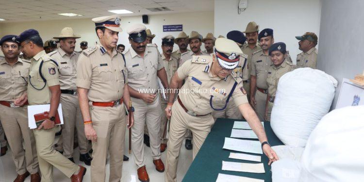 ಕಾಟನ್ ಪೇಟೆ ಪೊಲೀಸರಿಂದ ಗಾಂಜಾ ಸಾಗಣೆ ಮಾಡುತ್ತಿದ್ದ ಹೊರ ರಾಜ್ಯದ ಆರು ವ್ಯಕ್ತಿಗಳ ಬಂಧನ. 42 ಲಕ್ಷ ಮೌಲ್ಯದ 53.5 ಕೆಜಿ ಗಾಂಜಾ, 9 ಮೊಬೈಲ್, 10 ಸಿಮ್ ಕಾರ್ಡ್,1 ಲ್ಯಾಪ್ಟಾಪ್,1 ಗೂಡ್ಸ್ ಆಟೋ ವಶ