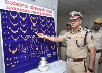 ಮಾಲೀಕರ ಮನೆಯಲ್ಲಿ ಚಿನಾಭರಣಗಳನ್ನು ಕಳುವು ಮಾಡಿದ್ದ ವ್ಯವಸ್ಥಾಪಕ ಒಬ್ಬನ ಬಂಧನ 90 ಲಕ್ಷ ಮೌಲ್ಯದ 1 ಕೆಜಿ 40 ಗ್ರಾಂ ಚಿನ್ನಾಭರಣ ಹಾಗೂ ಒಂದು ಕೆಜಿ ಬೆಳ್ಳಿಯ ವಸ್ತುಗಳ ವಶ