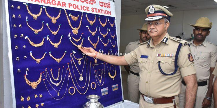 ಮಾಲೀಕರ ಮನೆಯಲ್ಲಿ ಚಿನಾಭರಣಗಳನ್ನು ಕಳುವು ಮಾಡಿದ್ದ ವ್ಯವಸ್ಥಾಪಕ ಒಬ್ಬನ ಬಂಧನ 90 ಲಕ್ಷ ಮೌಲ್ಯದ 1 ಕೆಜಿ 40 ಗ್ರಾಂ ಚಿನ್ನಾಭರಣ ಹಾಗೂ ಒಂದು ಕೆಜಿ ಬೆಳ್ಳಿಯ ವಸ್ತುಗಳ ವಶ