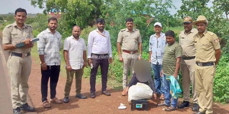 “ಬೀದರ ಜಿಲ್ಲೆಯ ಹುಮನಾಬಾದ ಪೊಲೀಸ್ ರಿಂದ ಮೂರು ಲಕ್ಷಕ್ಕೂ ಅಧಿಕ ಮೌಲ್ಯದ ಗಾಂಜಾ, ನಗದು ಹಣ, ಮೊಬೈಲ್ ವಶ ಆರೋಪಿತರ ಬಂಧನ”