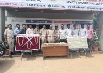 ಹೊಸಕೋಟೆ ಪೊಲೀಸರಿಂದ ಭರ್ಜರಿ ಕಾರ್ಯಾಚರಣೆ ನಕಲಿ ಚಿನ್ನವನ್ನು ಅಸಲಿ ಚಿನ್ನವೆಂದು ಮಾರಾಟ ಮಾಡಿದ್ದ ಗ್ಯಾಂಗ್ ಖಾಕಿ ಬಲೆಗೆ