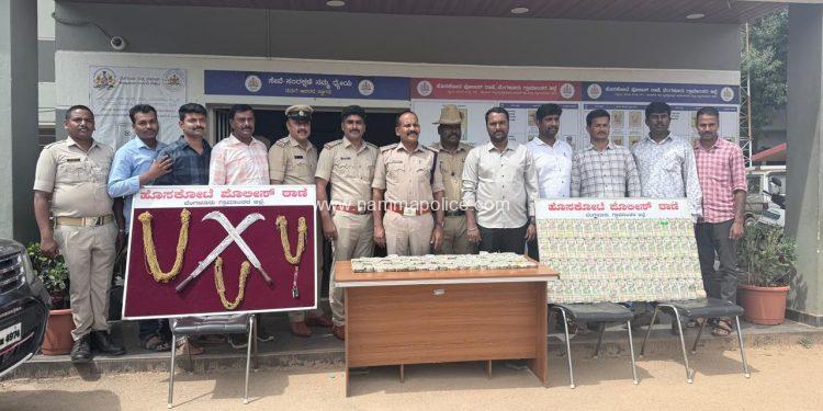 ಹೊಸಕೋಟೆ ಪೊಲೀಸರಿಂದ ಭರ್ಜರಿ ಕಾರ್ಯಾಚರಣೆ ನಕಲಿ ಚಿನ್ನವನ್ನು ಅಸಲಿ ಚಿನ್ನವೆಂದು ಮಾರಾಟ ಮಾಡಿದ್ದ ಗ್ಯಾಂಗ್ ಖಾಕಿ ಬಲೆಗೆ