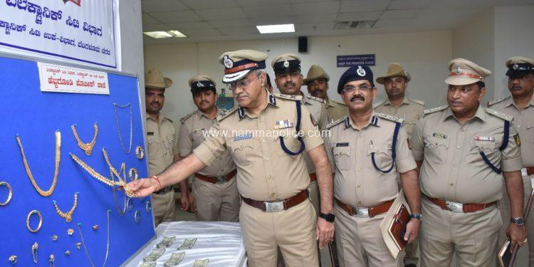 ಹೆಬ್ಬಗೋಡಿ ಪೊಲೀಸರಿಂದ ಭರ್ಜರಿ ಕಾರ್ಯಾಚರಣೆ 502 ಗ್ರಾಂ ಚಿನ್ನಾಭರಣ ಹಾಗೂ ನಗದು ಕಳುವು ಮಾಡಿದ್ದ ಆರೋಪಿಗಳ ಬಂಧನ