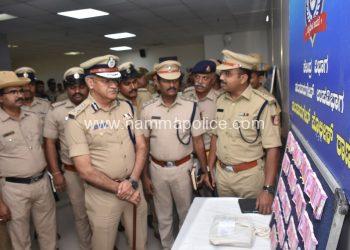 ‘ಹಣದ ಮಳೆ’ ಆಮಿಷ: ಸಾರ್ವಜನಿಕರಿಗೆ ವಂಚಿಸುತ್ತಿದ್ದ ಜಾಲ ಭೇದಿಸಿದ ಬೆಂಗಳೂರು ಪೊಲೀಸರು. ಹತ್ತು ಆರೋಪಿಗಳ ಬಂಧನ, 18 ಲಕ್ಷ ರೂಪಾಯಿ ವಶ.