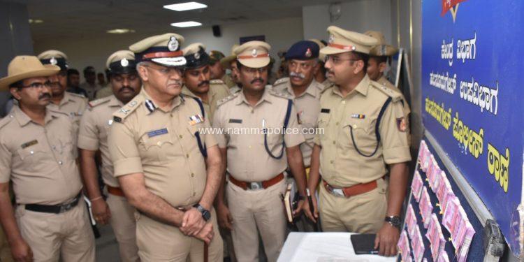 ‘ಹಣದ ಮಳೆ’ ಆಮಿಷ: ಸಾರ್ವಜನಿಕರಿಗೆ ವಂಚಿಸುತ್ತಿದ್ದ ಜಾಲ ಭೇದಿಸಿದ ಬೆಂಗಳೂರು ಪೊಲೀಸರು. ಹತ್ತು ಆರೋಪಿಗಳ ಬಂಧನ, 18 ಲಕ್ಷ ರೂಪಾಯಿ ವಶ.