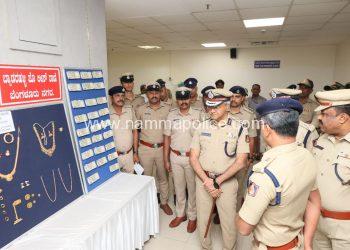 ಪೊಲೀಸ್ ಸಮವಸ್ತ್ರ ಧರಿಸಿ ಸುಲಿಗೆ ಮಾಡಿದ್ದ ಖದೀಮರ ಬಂಧನ; ₹52.90 ಲಕ್ಷ ಮೌಲ್ಯದ ಸ್ವತ್ತು ವಶ