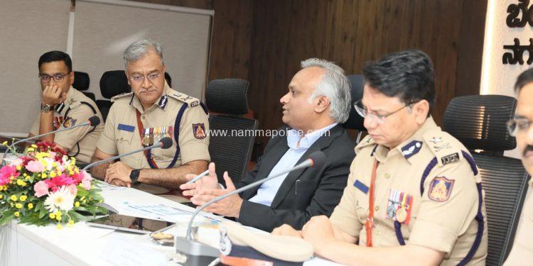 ಬೆಂಗಳೂರು ಸಂಚಾರ, ಸೈಬರ್ ಅಪರಾಧ: ಕರ್ನಾಟಕ ಗೃಹ ಸಚಿವ ಪ್ರಿಯಾಂಕ್ ಖರ್ಗೆ ಅವರಿಂದ ಪೊಲೀಸ್ ವ್ಯವಸ್ಥೆಯ ಪರಿಶೀಲನೆ