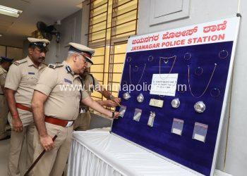 “ಮನೆಯಲ್ಲೇ ಇದ್ದು ಇಟ್ಟಳು ಕನ್ನ: 50 ಲಕ್ಷದ ಚಿನ್ನ-ಬೆಳ್ಳಿಯೊಂದಿಗೆ ಸಿಕ್ಕಿಬಿದ್ದ ಕಿಲಾಡಿ ಕಿರಾತಕಿ!”