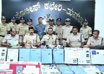ತುಮಕೂರು ನಗರದಲ್ಲಿ ಗಾಂಜಾ ಮತ್ತು ಹೈಡ್ರೋವೀಡ್ ಮಾರಾಟ ಮಾಡುತ್ತಿದ್ದ ಖದೀಮರ ಗ್ಯಾಂಗ್‌ಗೆ ಪೊಲೀಸರು ಬಿಗ್ ಶಾಕ್ ನೀಡಿದ್ದಾರೆ.