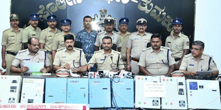 ತುಮಕೂರು ನಗರದಲ್ಲಿ ಗಾಂಜಾ ಮತ್ತು ಹೈಡ್ರೋವೀಡ್ ಮಾರಾಟ ಮಾಡುತ್ತಿದ್ದ ಖದೀಮರ ಗ್ಯಾಂಗ್‌ಗೆ ಪೊಲೀಸರು ಬಿಗ್ ಶಾಕ್ ನೀಡಿದ್ದಾರೆ.