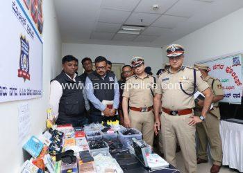 ಹಣ ಸಂಪಾದನೆ ಮಾಡುವ ದುರುದ್ದೇಶದಿಂದ ಡಿಜಿಟಲ್ ಇಸ್ಪೀಟ್ ಸ್ಕ್ಯಾನರ್ ಕಾರ್ಡ್‌ಗಳನ್ನು ಹಾಗೂ ಎಲೆಕ್ಟ್ರಾನಿಕ್ ಡಿವೈಜ್‌ಗಳನ್ನು ತಯಾರು ಮಾಡಿ, ಕೆಲವು ವ್ಯಕ್ತಿಗಳಿಗೆ ಮಾರಾಟ ಮಾಡಿ ಜೂಜಾಟಾಗಳಲ್ಲಿ ತೊಡಗಿಸಿಕೊಂಡು ಸಾರ್ವಜನಿಕರಿಗೆ ವಂಚಿಸುತ್ತಿದ್ದ ಐವರು ವ್ಯಕ್ತಿಗಳ ಬಂಧನ