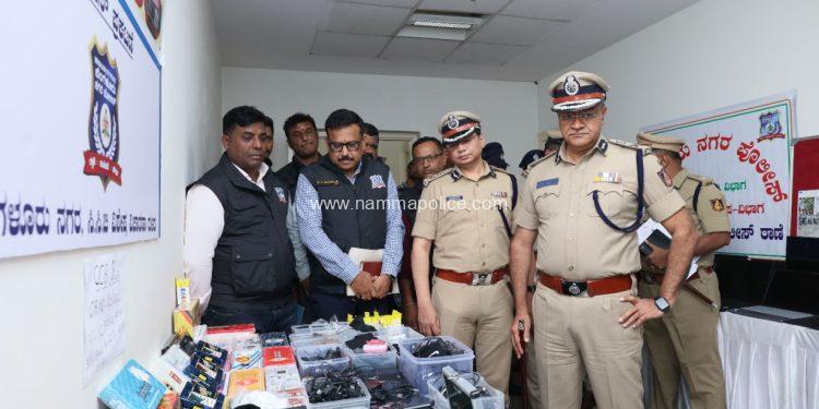ಹಣ ಸಂಪಾದನೆ ಮಾಡುವ ದುರುದ್ದೇಶದಿಂದ ಡಿಜಿಟಲ್ ಇಸ್ಪೀಟ್ ಸ್ಕ್ಯಾನರ್ ಕಾರ್ಡ್‌ಗಳನ್ನು ಹಾಗೂ ಎಲೆಕ್ಟ್ರಾನಿಕ್ ಡಿವೈಜ್‌ಗಳನ್ನು ತಯಾರು ಮಾಡಿ, ಕೆಲವು ವ್ಯಕ್ತಿಗಳಿಗೆ ಮಾರಾಟ ಮಾಡಿ ಜೂಜಾಟಾಗಳಲ್ಲಿ ತೊಡಗಿಸಿಕೊಂಡು ಸಾರ್ವಜನಿಕರಿಗೆ ವಂಚಿಸುತ್ತಿದ್ದ ಐವರು ವ್ಯಕ್ತಿಗಳ ಬಂಧನ