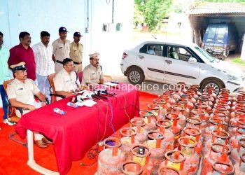 ಶಾಲೆಗಳ ಅಡುಗೆಮನೆಯಿಂದ ಗ್ಯಾಸ್ ಸಿಲಿಂಡರ್ ಕಳವು: ಭಾಲ್ಕಿ ಪೊಲೀಸರ ಭರ್ಜರಿ ಕಾರ್ಯಾಚರಣೆ – ₹9.75 ಲಕ್ಷ ಮೌಲ್ಯದ 55 ಸಿಲಿಂಡರ್, ಕಾರು ಜಪ್ತಿ; ಆರೋಪಿಗಳ ಬಂಧನ