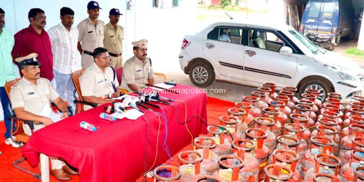 ಶಾಲೆಗಳ ಅಡುಗೆಮನೆಯಿಂದ ಗ್ಯಾಸ್ ಸಿಲಿಂಡರ್ ಕಳವು: ಭಾಲ್ಕಿ ಪೊಲೀಸರ ಭರ್ಜರಿ ಕಾರ್ಯಾಚರಣೆ – ₹9.75 ಲಕ್ಷ ಮೌಲ್ಯದ 55 ಸಿಲಿಂಡರ್, ಕಾರು ಜಪ್ತಿ; ಆರೋಪಿಗಳ ಬಂಧನ